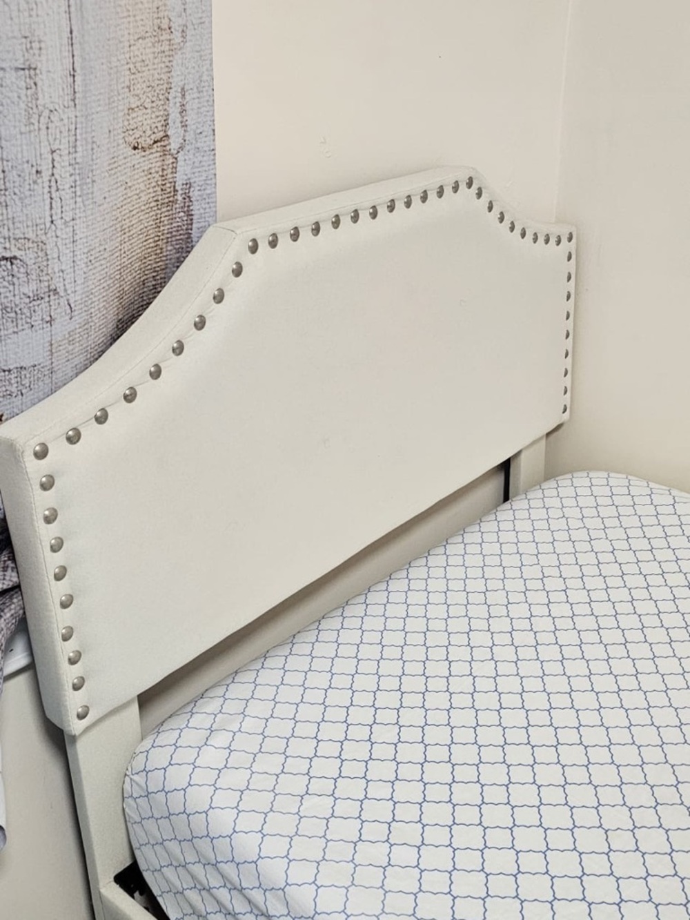 No shipping pick up only!!!

Upholstered Nailhead Headboard in Cream